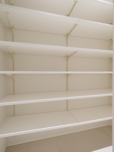 玄関からアクセスできるシューズインクローゼットです。豊富な可動棚付きでシューズはもちろん、アウトドアグッズや雨具なども収納可能です。