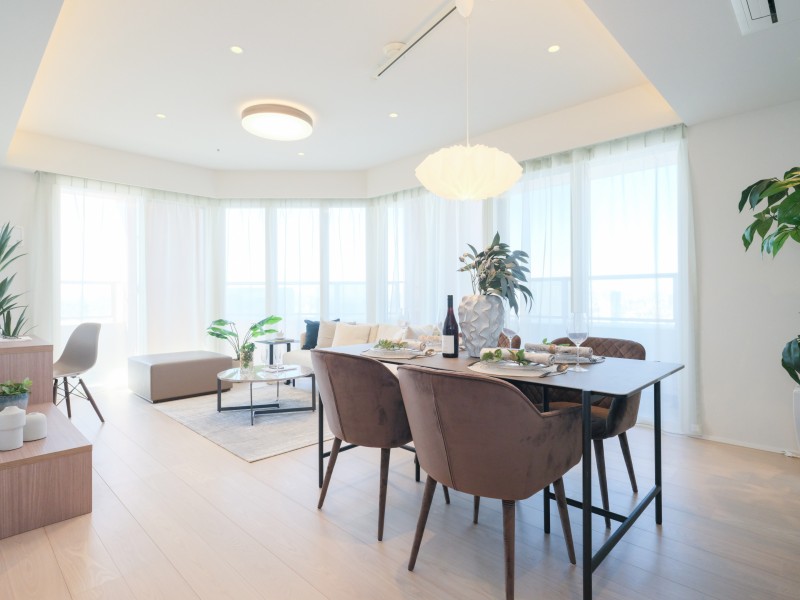 心地よい光と風を運んでくれる二面採光で、おだやかな空気に纏われたリビングダイニングキッチンです。流行を先駆けながら、安らぎを感じる居住空間です。