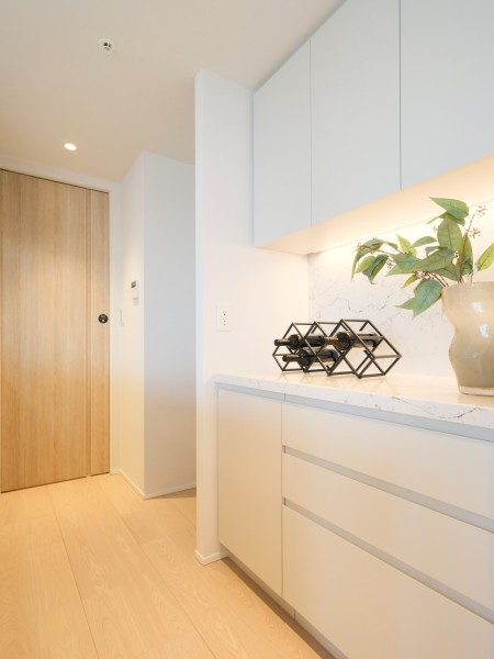 キッチン背面にはカップボードを新規設置しました。お気に入りの食器や家電を見せたり、見せたくないものを隠したり、暮らしの変化や気分に合わせてマルチに活躍する使い勝手の良い設備です。