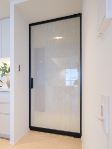 LDKへ続く扉はガラス扉のため、より開放感がありスタイリッシュな印象へと仕上がりました。