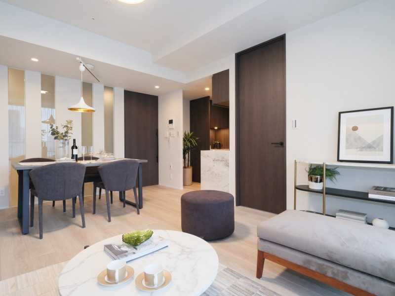 ドラマティックな住空間を引き締めるダークカラーの建具をアクセントにしたお部屋です。天井まで続くフルハイトドアが、ゆとりと品格を醸し出し、開放感を演出します。