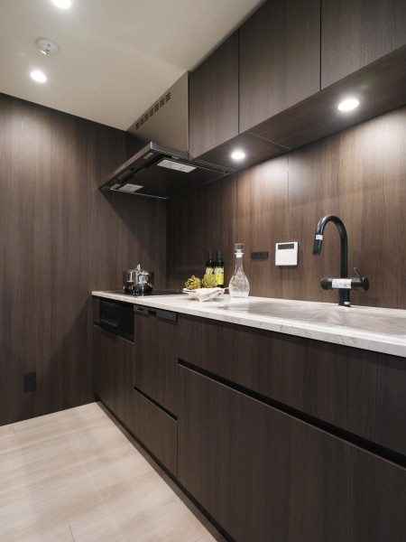 キッチンはゆったりとした広さがあり、ご家族と並んでお料理を楽しめます。美しい木目の面材はインテリアの一部のようでお部屋の雰囲気に溶け込みます。