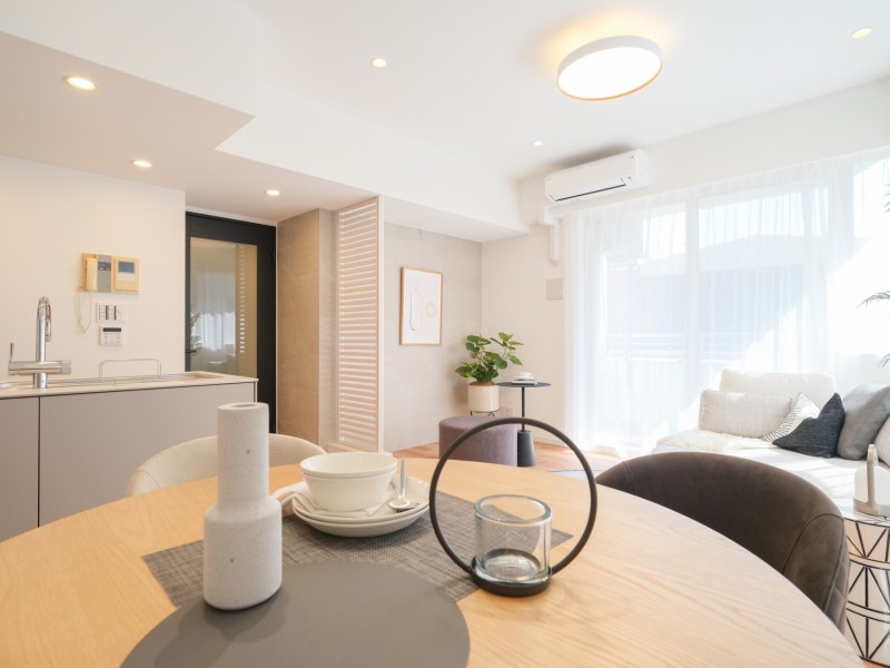 お部屋は自然の優しい温もりを添えた居心地の良い内装に仕上がりました。多彩な豊かさを紡ぎ、穏やかな時間が流れます。