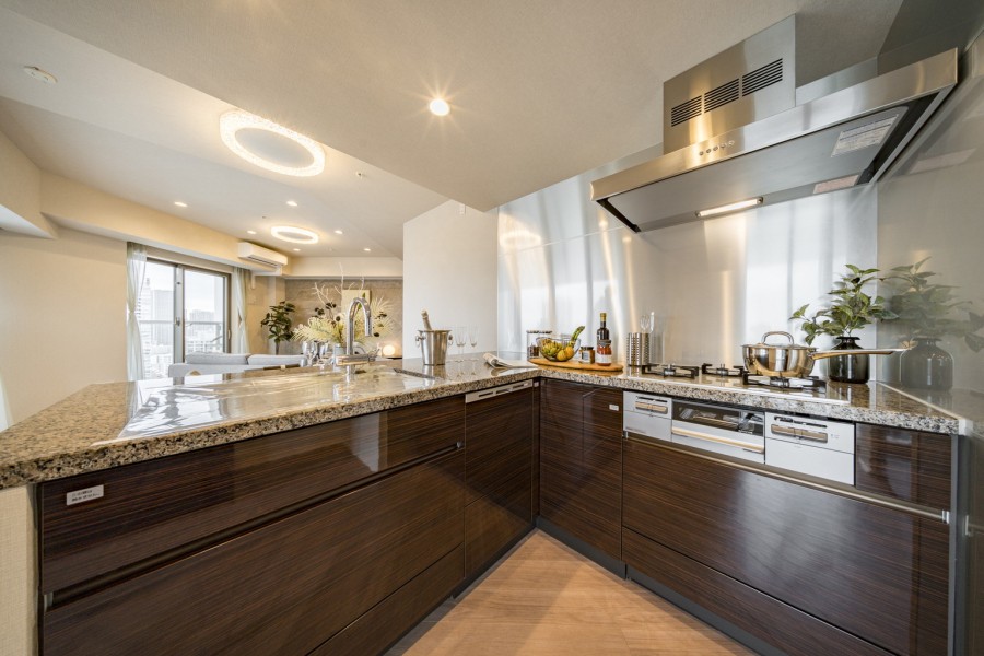 開放感と重厚感が同居したキッチンです。L字型なので、作業スペースが広く家事動線も便利な空間です。