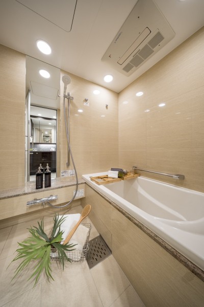 優雅さとスマートさを絶妙のバランスで両立させたラグジュアリーなバスルームです。柔らかな色調のパネルが、よりいっそうくつろぎの空間を演出します。