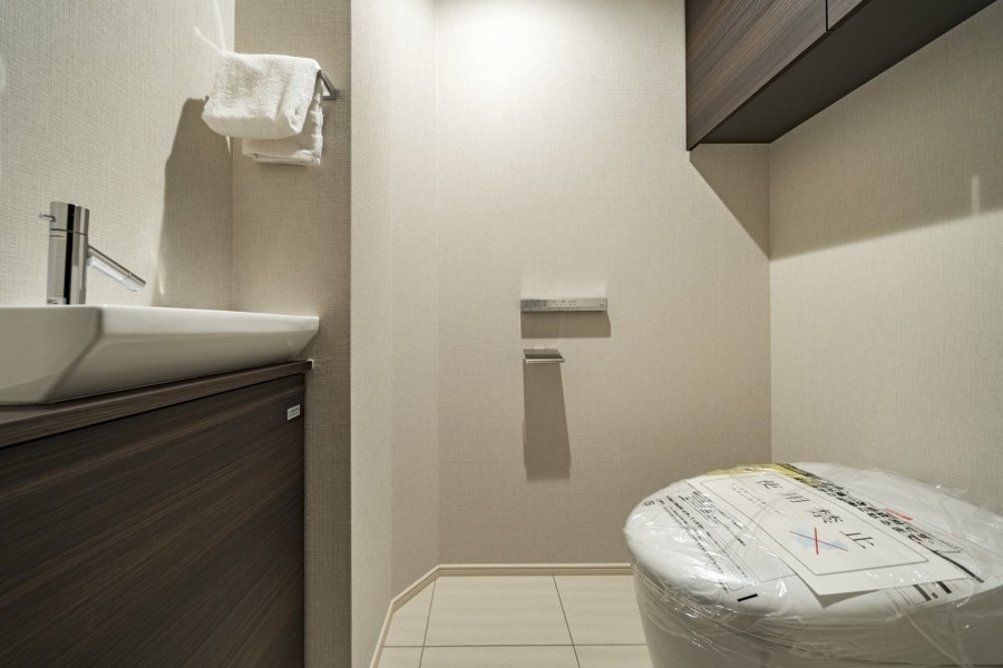 カウンターや吊戸棚、手洗い水栓などがあり、便利で実用的でもあるトイレです。毎日使う場所だからこそ、清潔感と使いやすさを考慮しました。