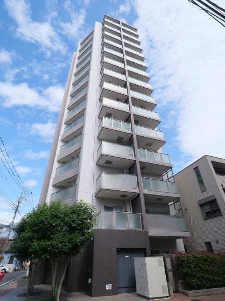 京王線「東府中」駅まで徒歩6分に位置する、オートロック・宅配ボックス完備のマンションです。東府中駅からは新宿駅まで乗り換え1回(約30分)でアクセス可能です。。