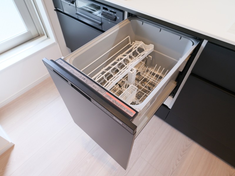 ◆食器洗浄機◆家事の時間を短縮できる優れもの。さらに節水・節約を同時に行うことができるので、人気があり重宝します。