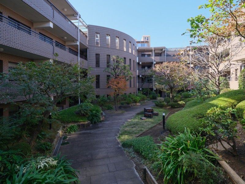 敷地内の中庭は豊かな植栽で彩られ、都会の喧騒を忘れさせる穏やかで落ち着いた時間が流れています。