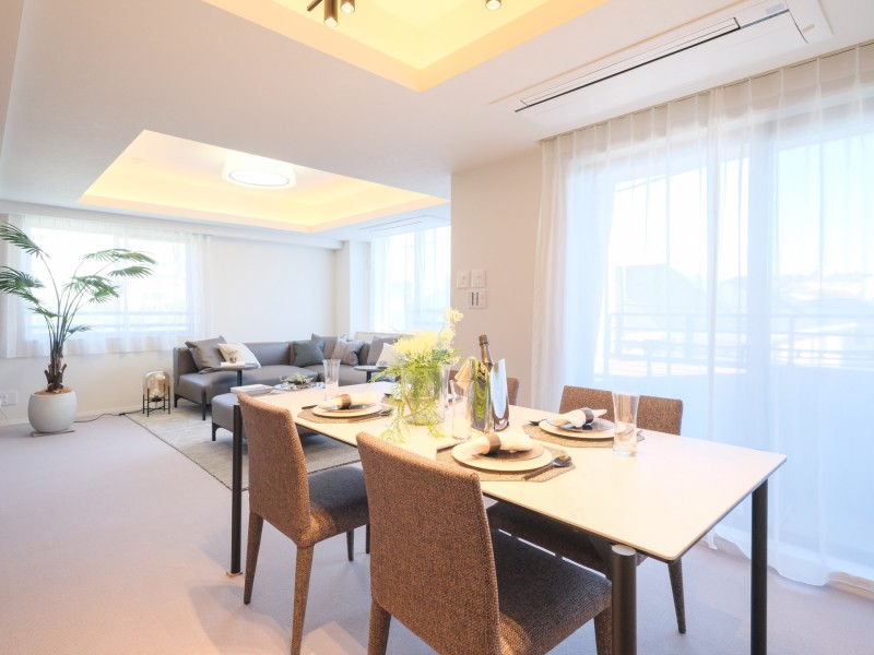 約21.5帖のLDKは大型家具を設置したり、ご家族やご友人が集まっても広々とお使いいただける住空間です。床暖房を設置しているため、寒い季節も快適に過ごせます。