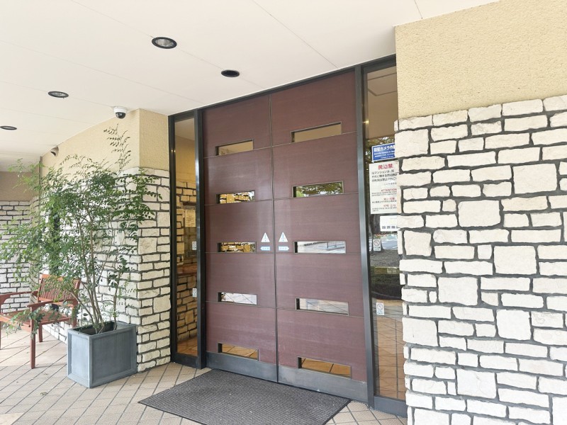 西丘小学校徒歩7分、第九中学校徒歩6分、学校まで通いやすい距離なので、お子様がいらっしゃるご家庭でも安心です。大阪モノレールで伊丹空港まで15分程度でアクセス可、旅行やビジネスのフットワークを支えます。