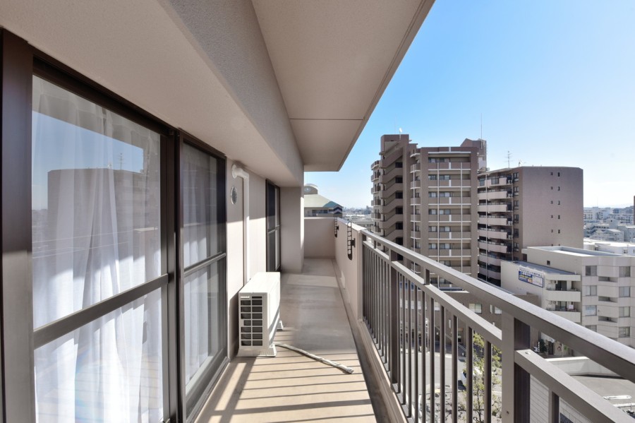 すべての居室が南と東に展開したL字型のバルコニーに面した明るく開放感のある住戸です。大きな青い空を感じながら、一日の終わりにリフレッシュしたくなるような空間です。お洗濯物も気持ちよく乾きそうです