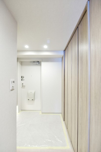 フットライトが優しく足元を照らし家族やゲストをあたたかく迎え入れる玄関です。人感センサーライトを設置しましたので、遅いお時間のご帰宅の時や、手が塞がっている時も自動点灯で安心です。