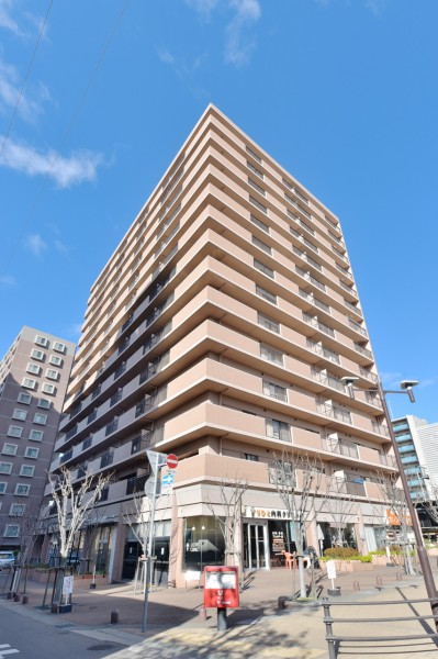 JR摂津本山駅の駅前ロータリーに面す便利な立地が魅力的です。阪急線も利用できますので、お出かけ先によって使い分けができ、毎日の生活のフットワークを支えてくれます。本山第一小学校まで約450mです。