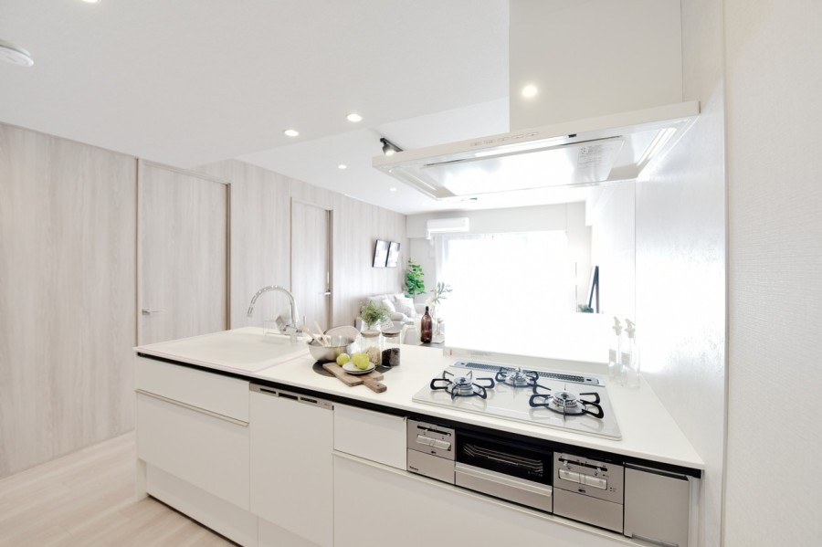 .ホワイトで清潔感のある対面式のシステムキッチンを採用しました。リビングにいる家族とのコミュニケーションを大切にしながら家事ができます。食器洗浄機完備で、家事に時短・効率化に役立ちます。