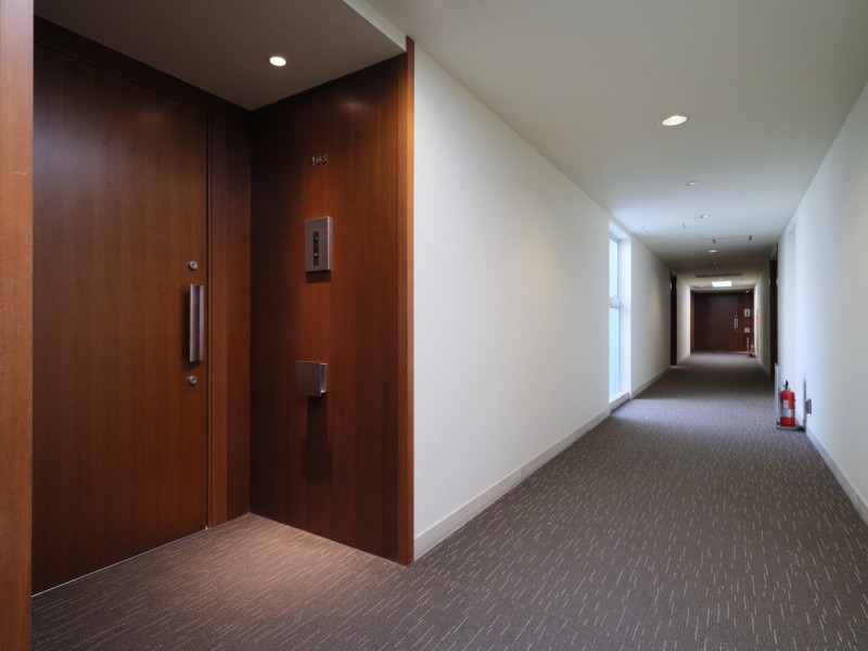 エレベーターを降りてお部屋へと続く廊下は、ホテルライクな内廊下設計です。外気の影響を受けにくく、プライバシーも守られやすいです。