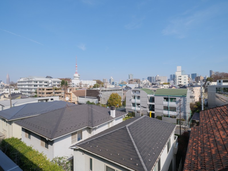 思わずほっと一息ついてしまうほどの開放的な青空を望めます。だんだんと変わっていく空の色を愉しみリフレッシュするのも良さそうです。