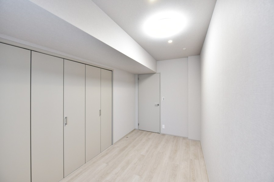 洋室2(約6.0帖)シンプルな内装に仕上げていますので、インテリア選びも楽しめます。壁一面に大容量のクローゼットを設置していますので、居室を広々と有効にご使用いただけます。