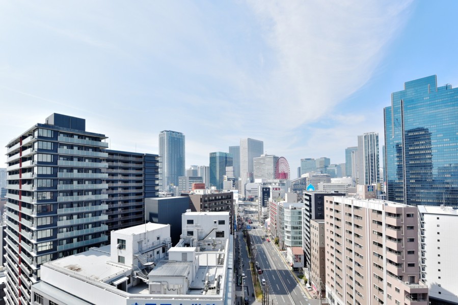 西側にはザ梅田を感じる、HEP FIVEの大観覧車を望む眺望があります。再開発により日々変化していく梅田の街や、そこに集う人々のエネルギーを感じます。洗練された都市の暮らしを満喫できる立地です。