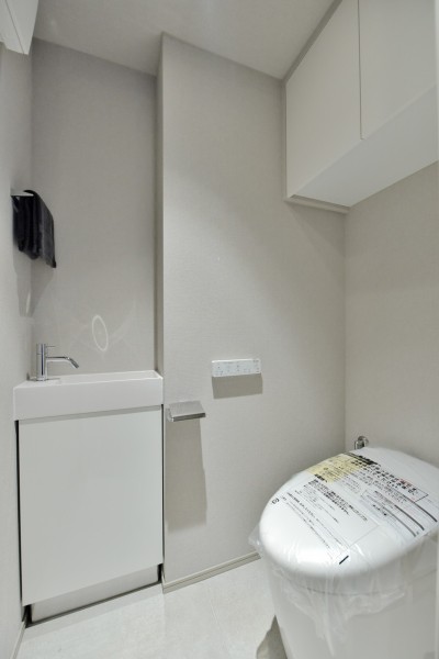 タンクレストイレを採用し、スタイリッシュな空間を演出しています。毎日使用する場所なので、シンプルで清潔感のある空間に仕上げました。手洗いカウンター付で、家族やゲストがいつも清潔に使用できます。