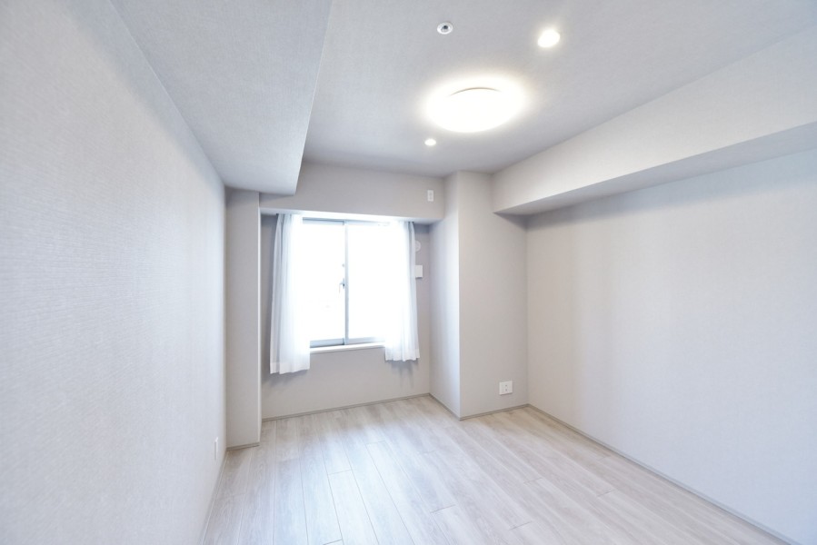 洋室1(約7.1帖)は北側のバルコニーに面し、柔らかな光が差し込みます。リビングから離れて静かに心と体を休めることができ、主寝室としてお使い頂けます。シンプルな内装なので自分好みの演出を楽しめます。