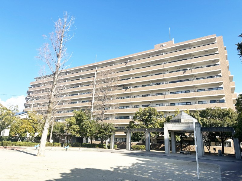 総戸数525戸、5棟で構成された大規模コミュニティです。令和4年に共用部分の大規模修繕工事実施済みで管理体制良好です。また、敷地内にはプレイロットやゲストーム、多目的ホールなど共用施設充実です。