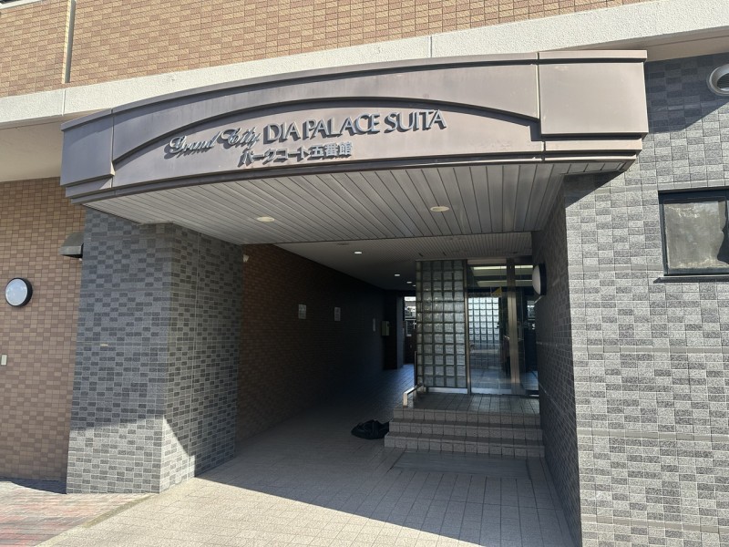 近隣には生活施設が充実しており、生活しやすい環境が魅力的な地域です。マルヤス吹田店まで徒歩4分、ライフ岸部店まで徒歩5分、岸辺駅前には国立循環器病研究センターがあります。