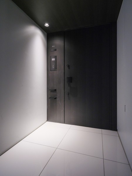 コンシェルジュサービスや、暮らしを守るALSOK24時間セキュリティシステムなどが導入されたマンションです。