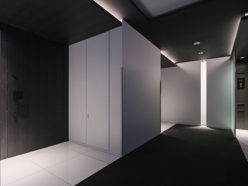 プライバシー性を確保された内廊下は、モダンで落ち着きのある空間設計が印象的です。各階にダストステーションがあり、住み心地の機能性も備わっています。