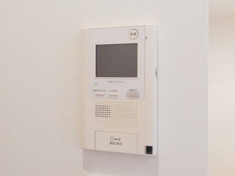 ◆TVモニター付インターホン◆訪ねてきた相手をモニター越しに確認でき、防犯対策に役立ちます。インターホン越しに話をすることが可能です。