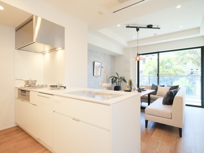 お部屋の雰囲気に溶け込むホワイト基調のオープンキッチンです。時短に便利な食洗器を搭載、コンロ前のみ壁付けのため油はねなどのお掃除もしやすく、機能性とデザイン性を兼ね備えた設計です。