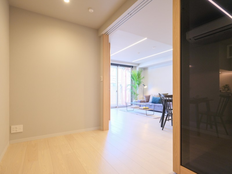 LDと洋室2を仕切る扉は、スモーク調のガラス戸を採用しました。シームレスで閉塞感を感じない空間です。