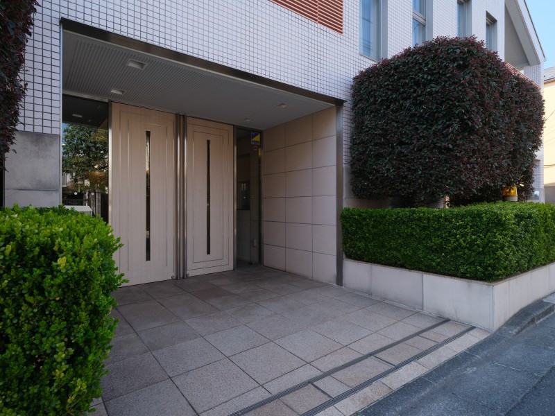 手入れの施された植栽が安らぎの居住空間へ誘うエントランスです。2015年に共用部を大規模修繕工事実施済みで、管理体制良好です。