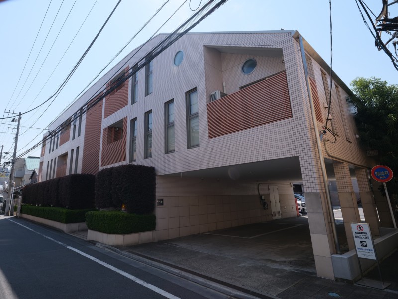 目白四丁目、閑静な住宅街に佇む上質な低層レジデンスです。ビッグターミナル『池袋』駅まで徒歩11分で、利便性良好な立地です。