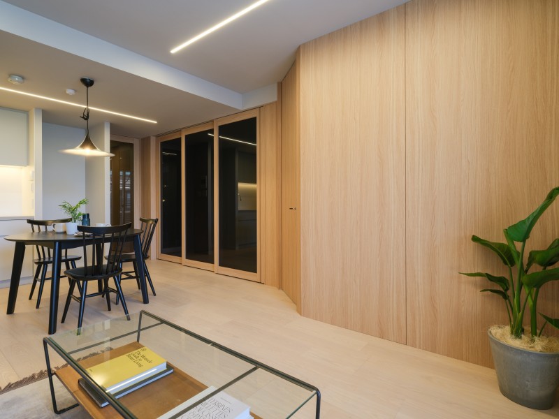 自然感を活かした優しい色合いとゆったりとした抑揚のある建具を採用しました。流行と安らぎの豊かな共存の風合いは、空間に溶け込み、幅広い家具やインテリアと調和します。