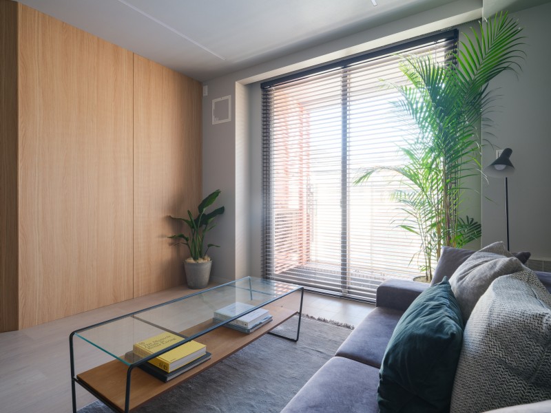 東向きの開口部から、心地の良い陽光が注がれるリビングです。都会の喧騒を忘れられる安らぎの居住空間です。