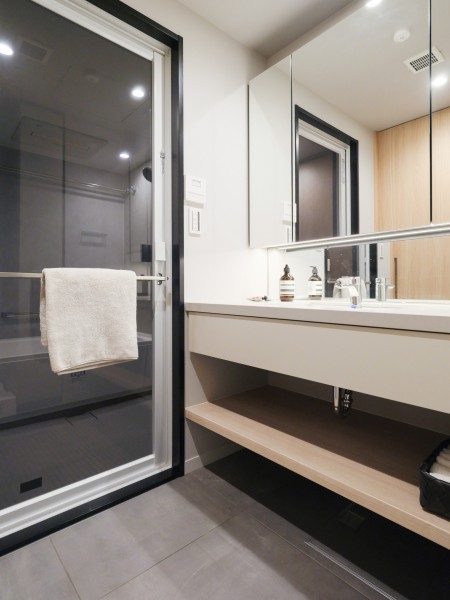 洗面化粧台はキッチンと同じくユナイテッドアローズ社オリジナルデザインです。入浴後の豊かな時間を演出し、心からくつろげるプライベートスペースです。