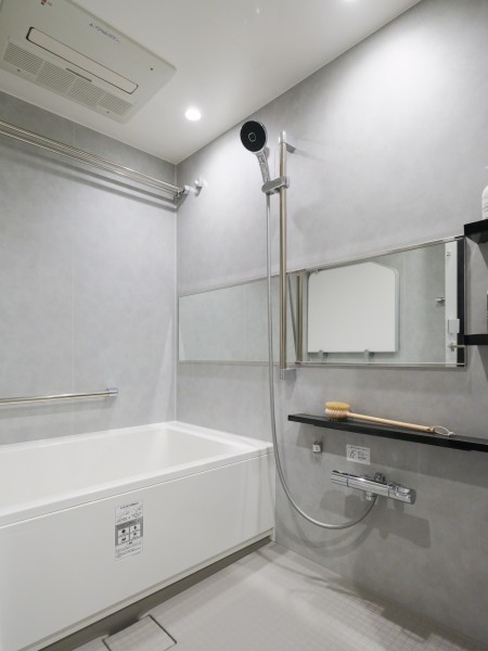 グレイッシュでスタイリッシュとモダン感が溢れるバスルームです。暖房・涼風・換気・乾燥機能付きで1年中快適なバスタイムをお楽しみいただけます。