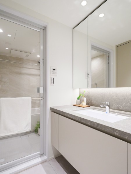 入浴後の豊かな時間を演出し、心からくつろげるプライベートスペースの洗面化粧室です。使い勝手にまでこだわったライフスタイルに寄り添ったデザインです。