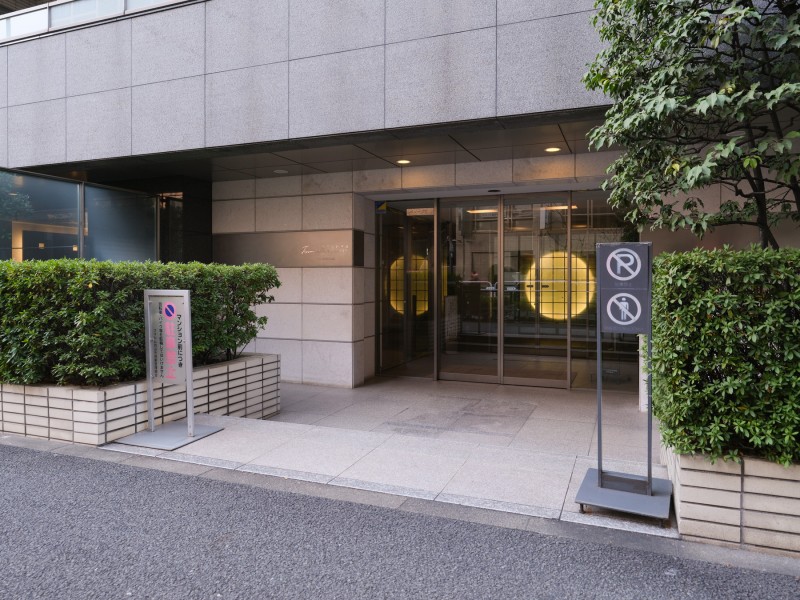 定期的なメンテナンスが行われ綺麗に保たれたエントランスです。心安らぐ植栽が施され、毎日気持ち良く出入りできます。