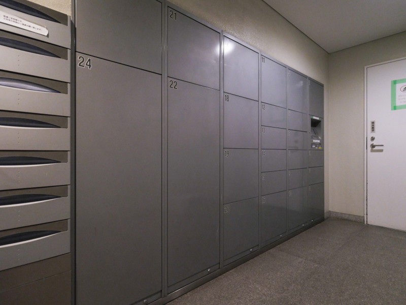 ◆宅配ボックス◆24時間いつでも荷物受け取りが可能。プライベートの時間を邪魔されず、配達時間も気にせず過ごすことができる便利な設備です。