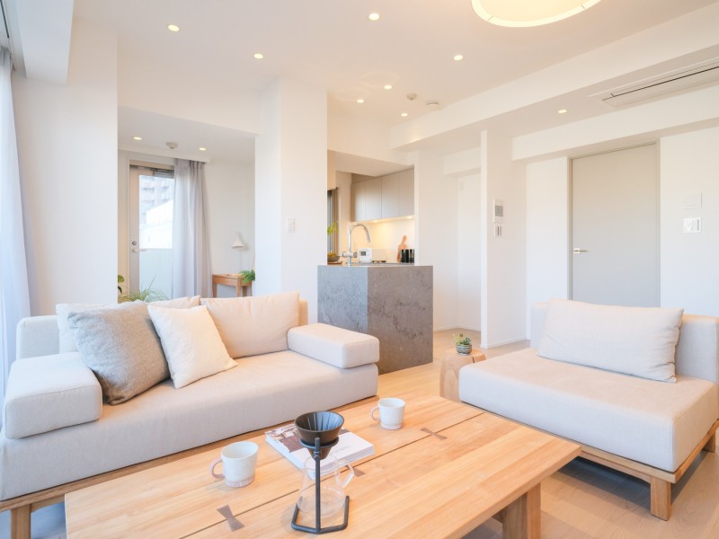 温もりを感じるフローリングやホワイトで統一された壁紙が、やわらかい雰囲気を演出します。素朴さと、どんなインテリアも受け止める柔軟性が魅力です。