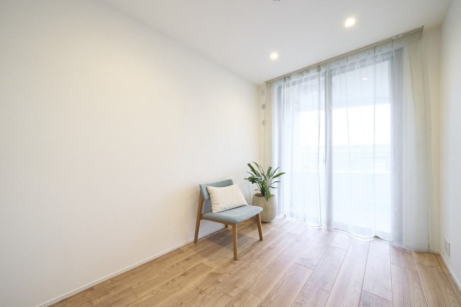 大きな窓から柔らかな日が差し込む洋室2です。凹凸の少ない空間なので家具の配置しやすさは◎。お好きなインテリアを設置して、理想のお部屋作りをお楽しみいただけます。