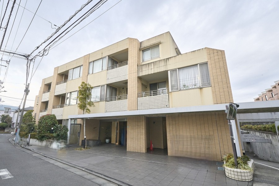 閑静な住宅街に佇む、低層レジデンスです。再開発が進む中野駅前エリアも生活圏(中野駅徒歩15分)です。4路線3駅利用可能で都心へのアクセス良好です。