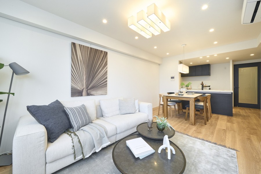 室内は心安らぐ上質で居心地の良い内装に仕上げています。ぬくもりを感じるウッドの優しい質感と、どんなインテリアにも馴染みやすいホワイト基調の洗練された居住空間です。