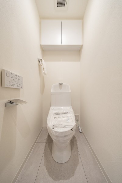 優れた節水効果や汚れが付きにくい便座など、ほしかった機能が揃ったウォシュレット一体型トイレです。上部には吊戸棚の収納を設けました。