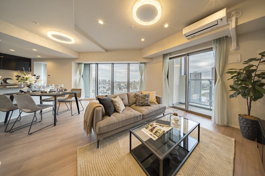 大きな開口部から、穏やかな自然光が注がれるリビングダイニングです。東南角部屋で開放感のある、穏やかな時間が流れる住まいです。