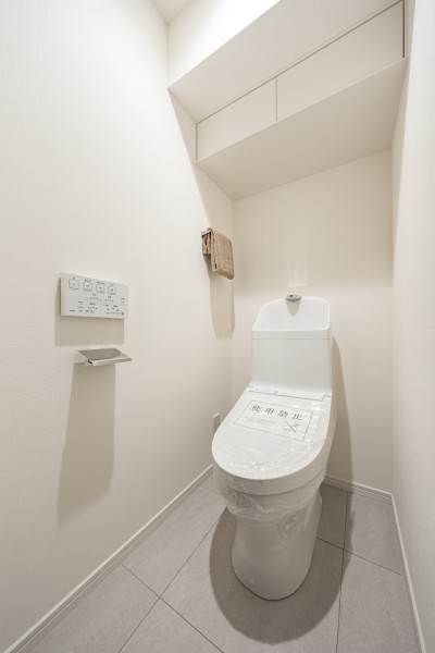 優れた節水効果や汚れが付きにくい便座など、ほしかった機能が揃ったウォシュレット一体型トイレです。レストルームも上品さが宿る安らぎのスペースに仕上がりました。