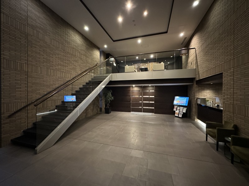 高級感と落ち着きに満ちた吹抜けのエントランスホールです。2階ラウンジのギャラリースペースには墨田の伝統工芸である屏風絵が飾られ、風流な彩りを添えてくれます。