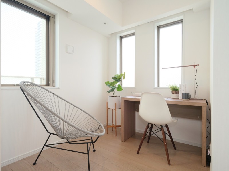 洋室2はテレワークや読書など落ち着いた時間を過ごすのにもぴったりなお部屋です。白を基調としたクロスと淡い木目のフロアー材が調和し、すっきりとした印象の空間に仕上がっています。